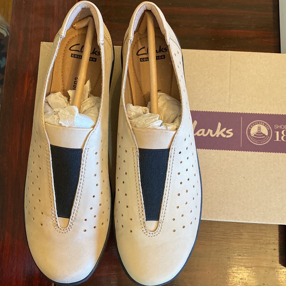 Nib Pair Of Clarks Perforated Nubuck Leather Shoe… - image 2